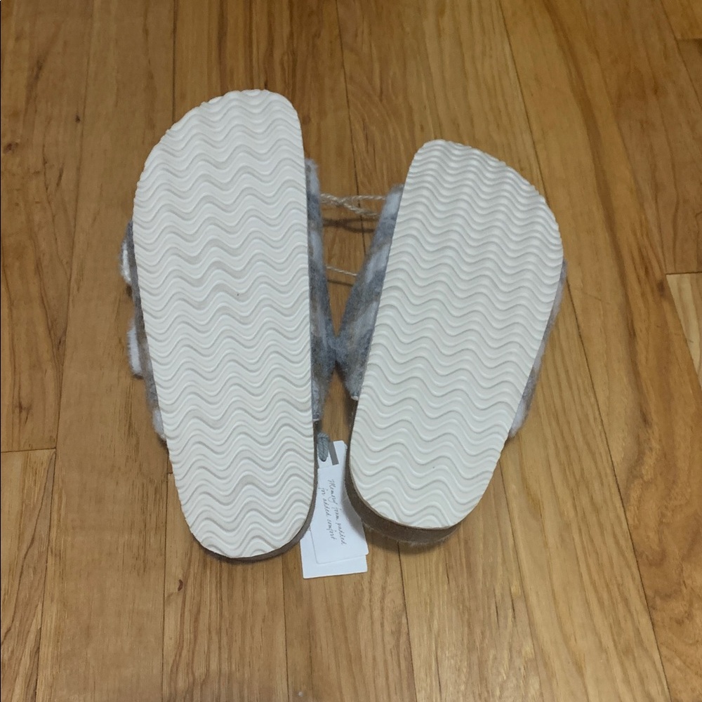 Slippers - Picture 3 of 6